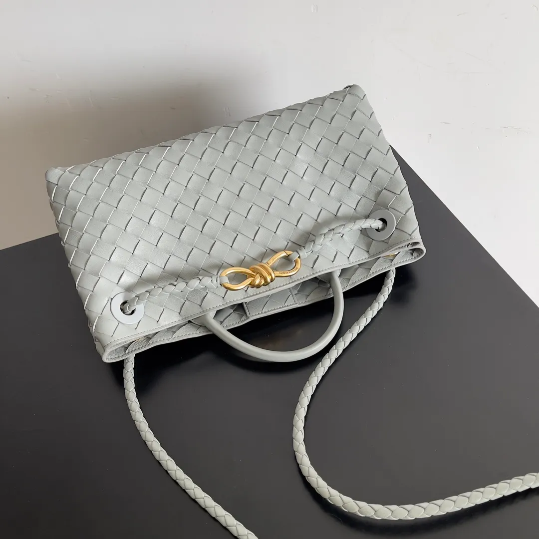 BV 1960 BV Lin Xinru, Ken Dou, Zhou Yutong, Zhu Zhu and other similar models, Andiamo Italian Let'go's new horizontal version design is more refined and elegant. The horizontal version presents a light and fashionable feeling that is more suitable for the body shape of Asian girls. The actual upper body is really awesome! Practicality and elegance coexist! 🉑️Carry it by hand, shoulder or crossbody, the law of true fragrance🥳 Style number: 754990 Size: 29*10*18